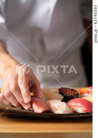 鮨を握る板前 63740397