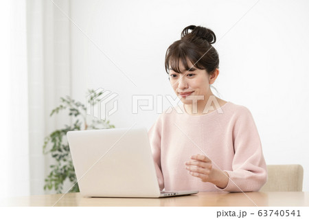 パソコンで作業をする若い女性 パソコンで作業をする若い女性 63740541