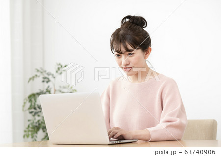 パソコンで作業をする若い女性 パソコンで作業をする若い女性 63740906