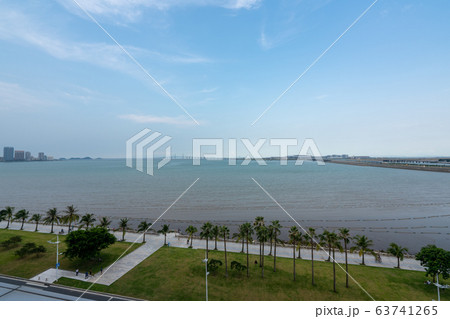 珠海市の情侶中路と港珠澳大橋 63741265