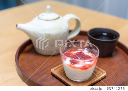 自家製いちごソースヨーグルトとほうじ茶01 自家製いちごソースヨーグルトとほうじ茶01 63741276