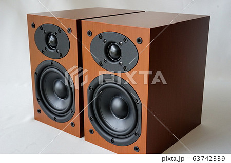 ステレオ　スピーカー　木目調　白背景　白バック　ビビットカラー 63742339