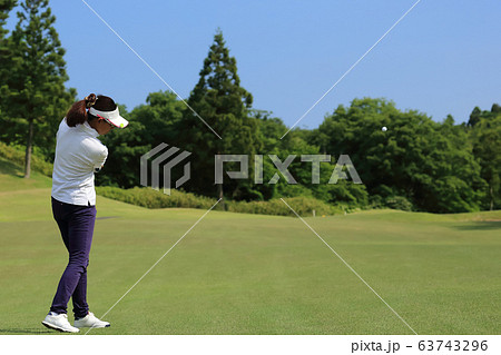 ティーショットを打つ女性 イメージ 63743296