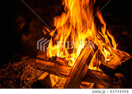 キャンプのたき火の写真素材