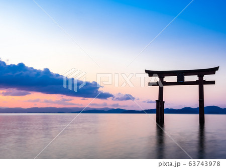 早春の琵琶湖 白髭神社 夜明け 早春の琵琶湖 白髭神社 夜明け 63743978