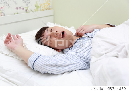 イビキ (睡眠 仮眠 パパ ライフスタイル 日常 無呼吸 迷惑 うるさい 騒音 妨害 寝室 布団) 63744870