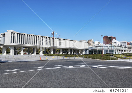 広島県広島市　快晴の広島平和記念資料館 63745014