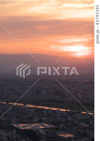 岐阜　街並み　夕日 63745291