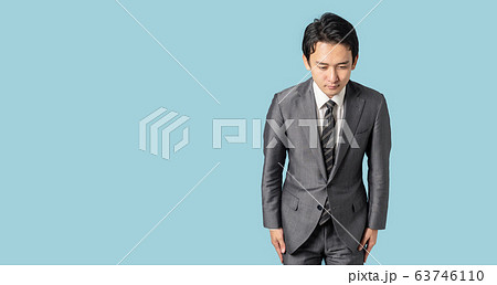 お辞儀する男性 63746110
