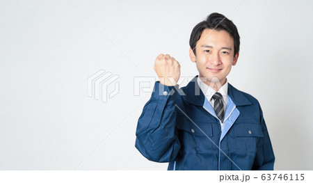 ガッツポーズするエンジニア ガッツポーズするエンジニア 63746115