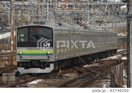 残雪と横浜線205系電車 63746200