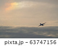 虹色に向う飛行機 63747156