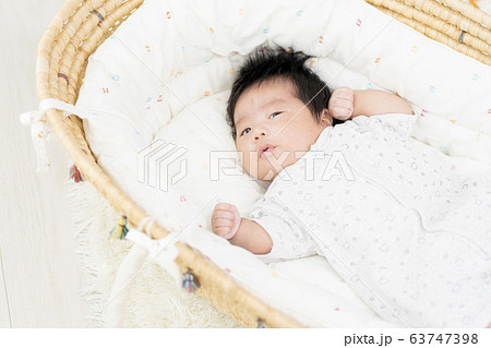 生後2ヶ月の男児 生後2ヶ月の男児 63747398