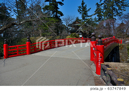 弘前公園・弘前城・青森・中濠を眺めながら渡る、赤色の、杉の大橋（１） 63747849