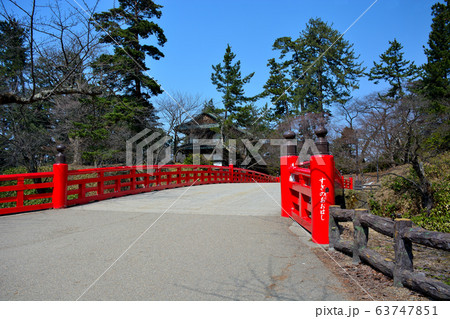 弘前公園・弘前城・青森・中濠を眺めながら渡る、赤色の、杉の大橋(3) 弘前公園・弘前城・青森・中濠を眺めながら渡る、赤色の、杉の大橋(3) 63747851