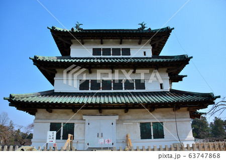 弘前公園・弘前城・青森・表裏で印象が変わる、本丸側の弘前城（石垣の改修のため移築中）（２） 63747868