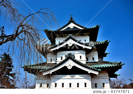 弘前公園・弘前城・青森・表裏で印象が変わる、外濠側の弘前城（石垣の改修のため移築中）（２） 63747871