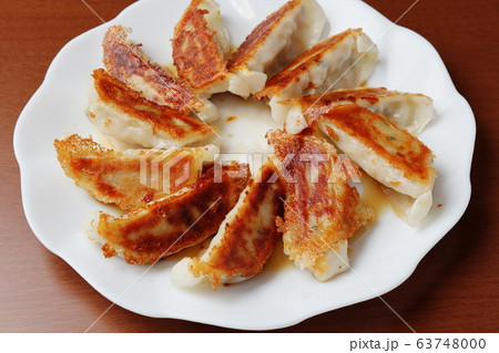 タレをかけた餃子 タレをかけた餃子 63748000