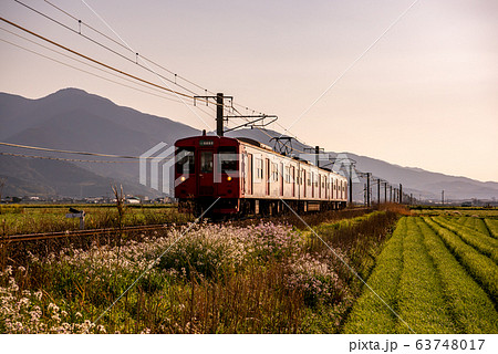 JR筑肥線の列車と夕景 63748017