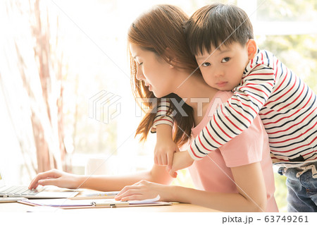 親子　母親　子供　息子　園児　在宅勤務　WFH　仕事 63749261