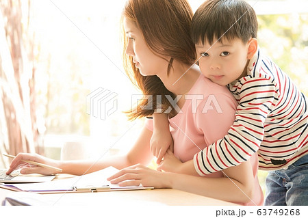 親子 母親 子供 息子 園児 在宅勤務 WFH 仕事 親子 母親 子供 息子 園児 在宅勤務 WFH 仕事 63749268