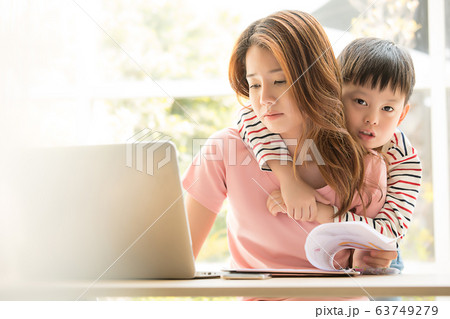 親子 母親 子供 息子 在宅勤務 仕事 甘える 親子 母親 子供 息子 在宅勤務 仕事 甘える 63749279