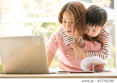 親子　母親　子供　息子　在宅勤務　仕事　甘える　　 63749280