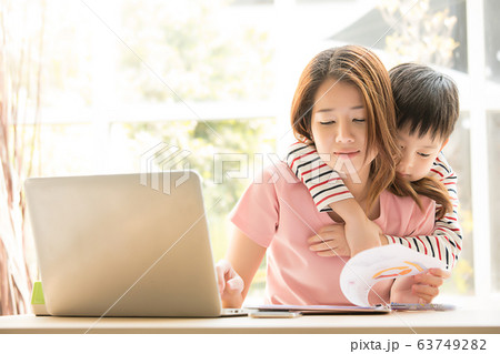 親子　母親　子供　息子　在宅勤務　仕事　甘える　　 63749282