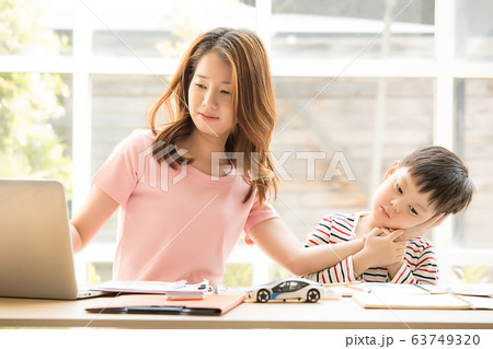 親子　母親　子ども　息子　在宅勤務　一緒に 63749320