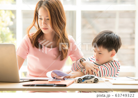 親子 母親 子ども 息子 在宅勤務 一緒に 親子 母親 子ども 息子 在宅勤務 一緒に 63749322