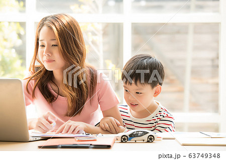 親子 母親 子ども 息子 在宅勤務 一緒に 親子 母親 子ども 息子 在宅勤務 一緒に 63749348