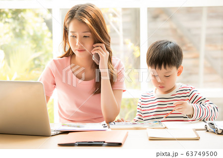 親子　母親　子供　息子　在宅勤務　仕事　甘える　　 63749500