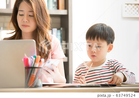 親子 母親 子供 息子 在宅勤務 仕事 甘える 親子 母親 子供 息子 在宅勤務 仕事 甘える 63749524