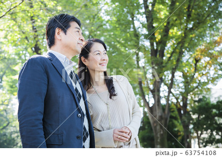 夫婦　カップル　デート　ミドル　ライフスタイル　カジュアル 63754108
