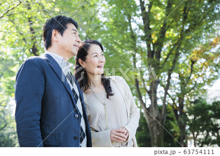 夫婦 カップル デート ミドル ライフスタイル カジュアル 夫婦 カップル デート ミドル ライフスタイル カジュアル 63754111