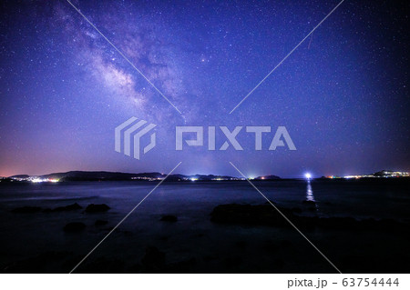 《長崎県 長崎市》 伊王島からの夏の天の川と星空 63754444