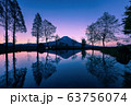 富士山の夜明けリフレクション 水面への 映り込み  63756074
