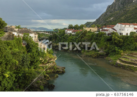 ボスニア・ヘルツェゴビナ　モスタルのスターリ・モスト上からの風景 63756146