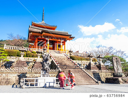 早春の京都 清水寺 西門と三重塔 早春の京都 清水寺 西門と三重塔 63756984