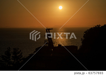 《長崎県 池島》 池島展望台から池島炭鉱第二竪坑櫓と夕焼け 63757693