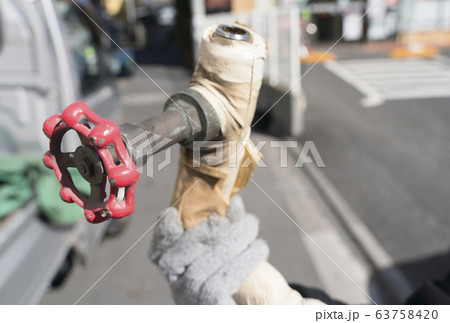 日本の住宅設備　水道用　劣化した　塩ビパイプ　HI管　養生カバーあり 63758420