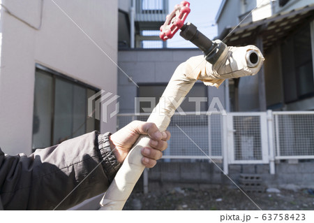 日本の住宅設備　水道用　劣化した　塩ビパイプ　HI管　養生カバーあり 63758423