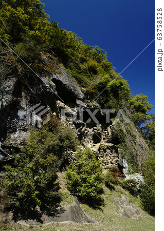 高池の虫喰岩 63758528