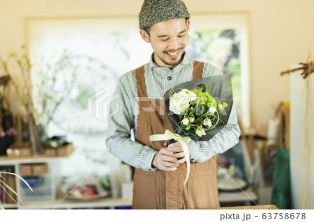 花屋の男性店員 63758678