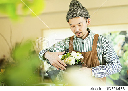 花屋の男性店員 63758688