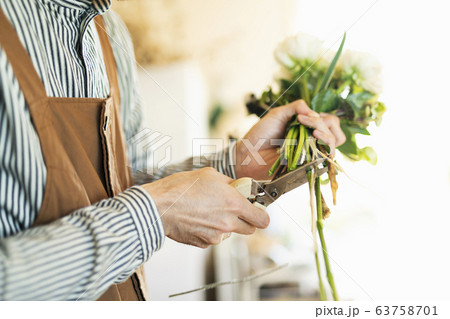 花屋の男性店員 63758701