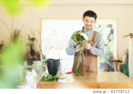 花屋の男性店員 花屋の男性店員 63758712