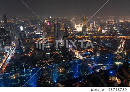 マハナコーンタワーのスカイウォークから見るバンコクの夜景 63758780