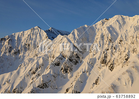 朝日を浴びる鹿島槍ヶ岳 63758892