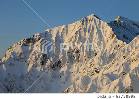 朝日を浴びる鹿島槍ヶ岳 63758898